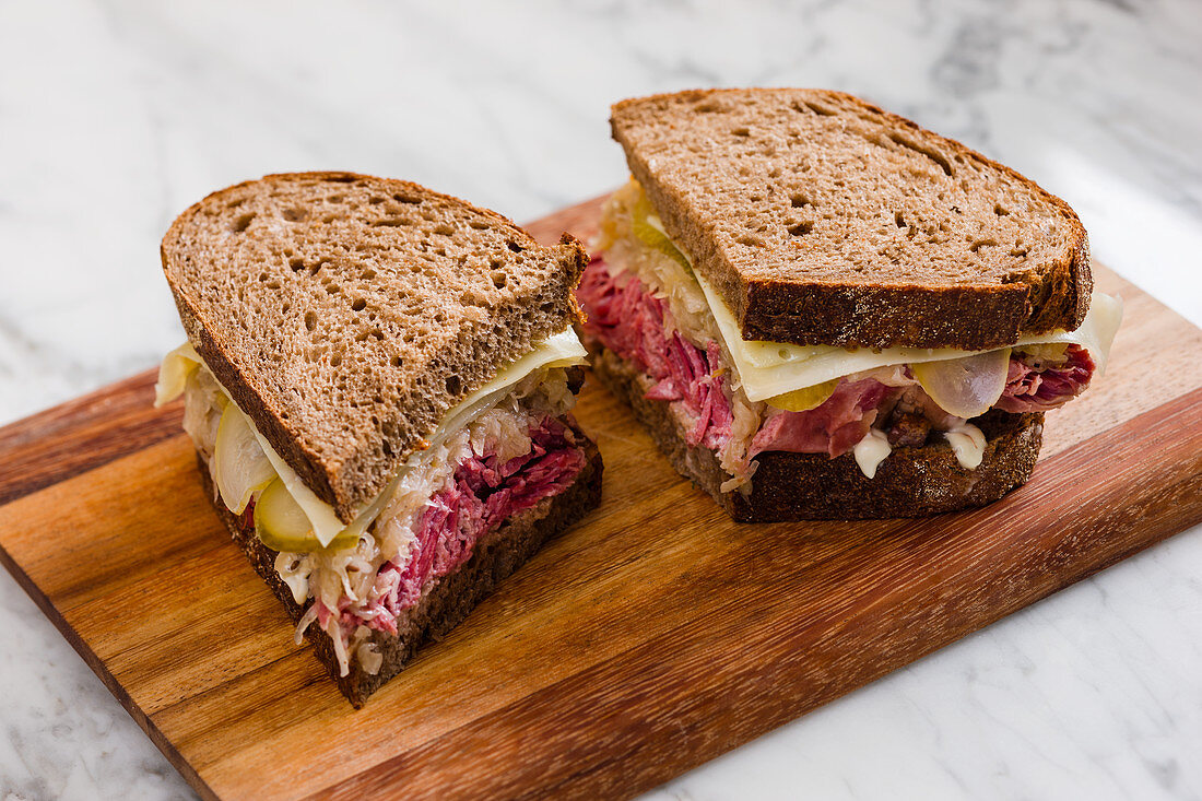 Reuben-Sandwiches mit Pastrami, Sauerkraut und Käse (USA)