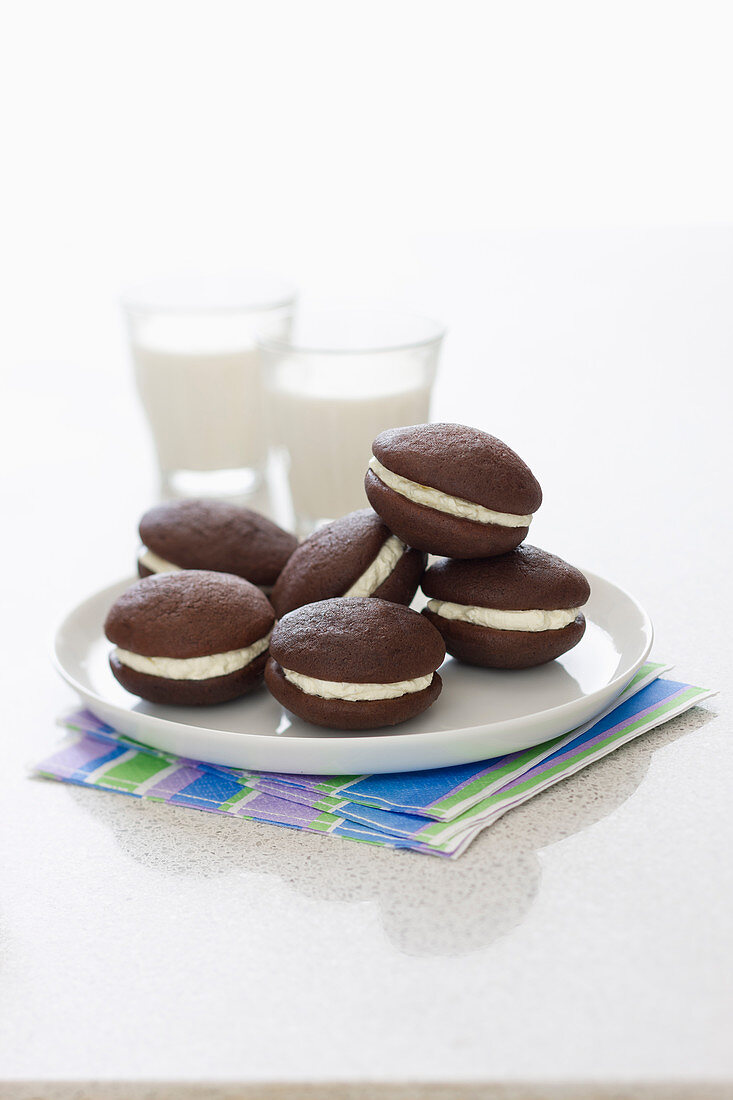 Whoopie cakes and two glasses of milk (USA)