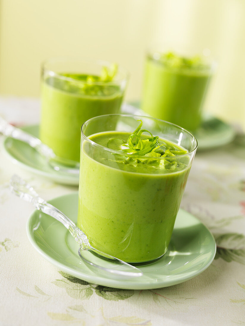 Pea soup in a glass