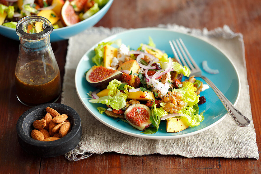 Salat mit Feigen, Nektarinen, Feta, Preiselbeeren, Mandeln und Honig-Walnüssen