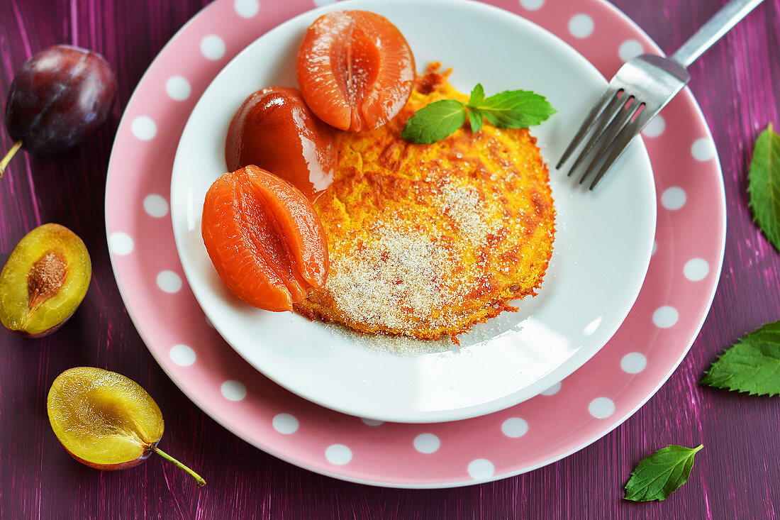 Vegane Kürbispuffer mit Zucker und Pflaumenkompott