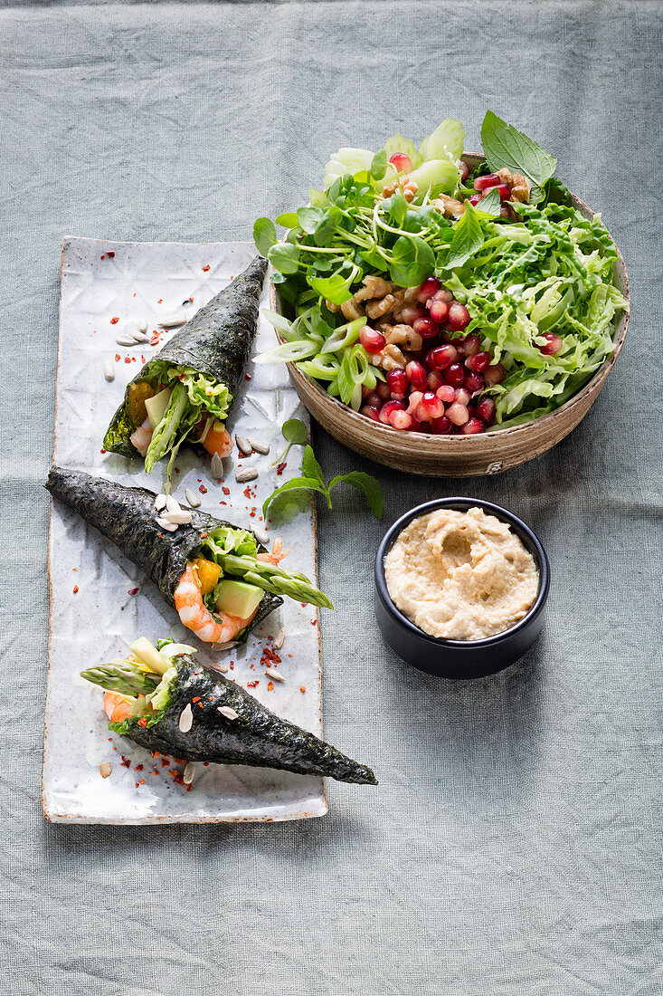 Norirollen an Wirsingsalat mit Brunnenkresse und Granatapfelkernen