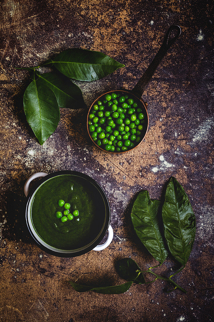 Grüne Gemüsecremesuppe mit Erbsen und Bohnen