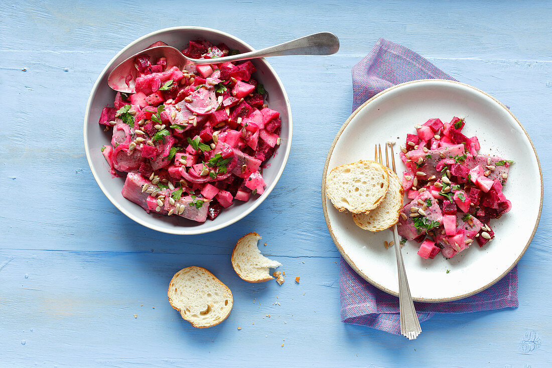 Hering mit Zwiebeln, Roter Bete und Apfel in Kefirsauce