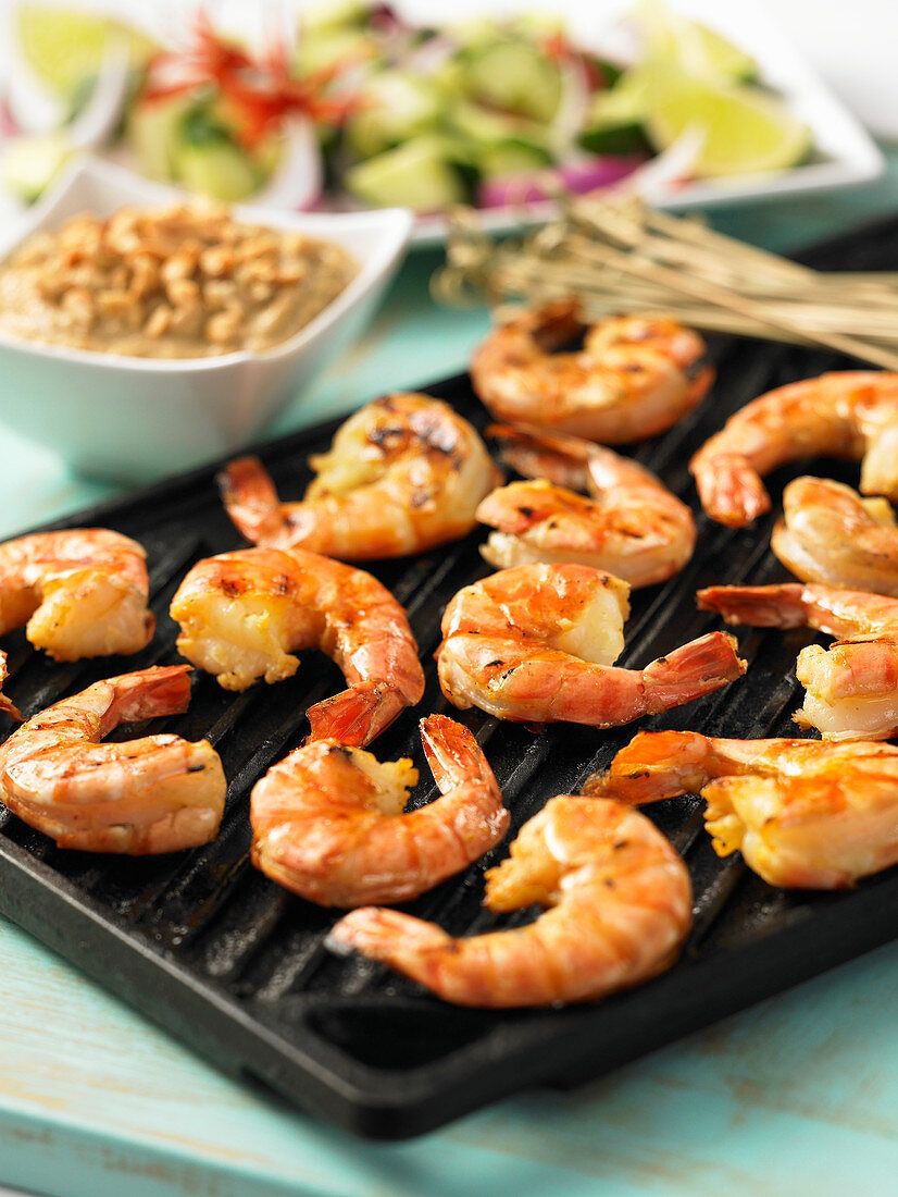 Grilled prawns with peanut sauce