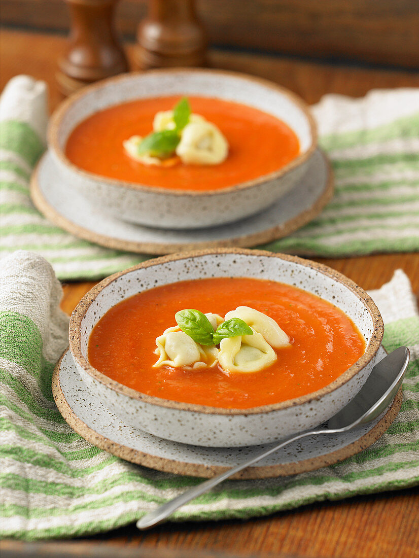 Tomato tortellini soup