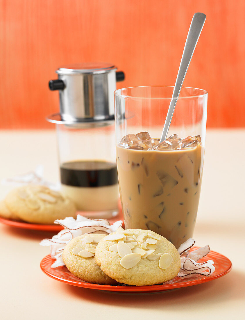 Vietnamesischer Eiskaffee und Kokos-Mandel-Kekse