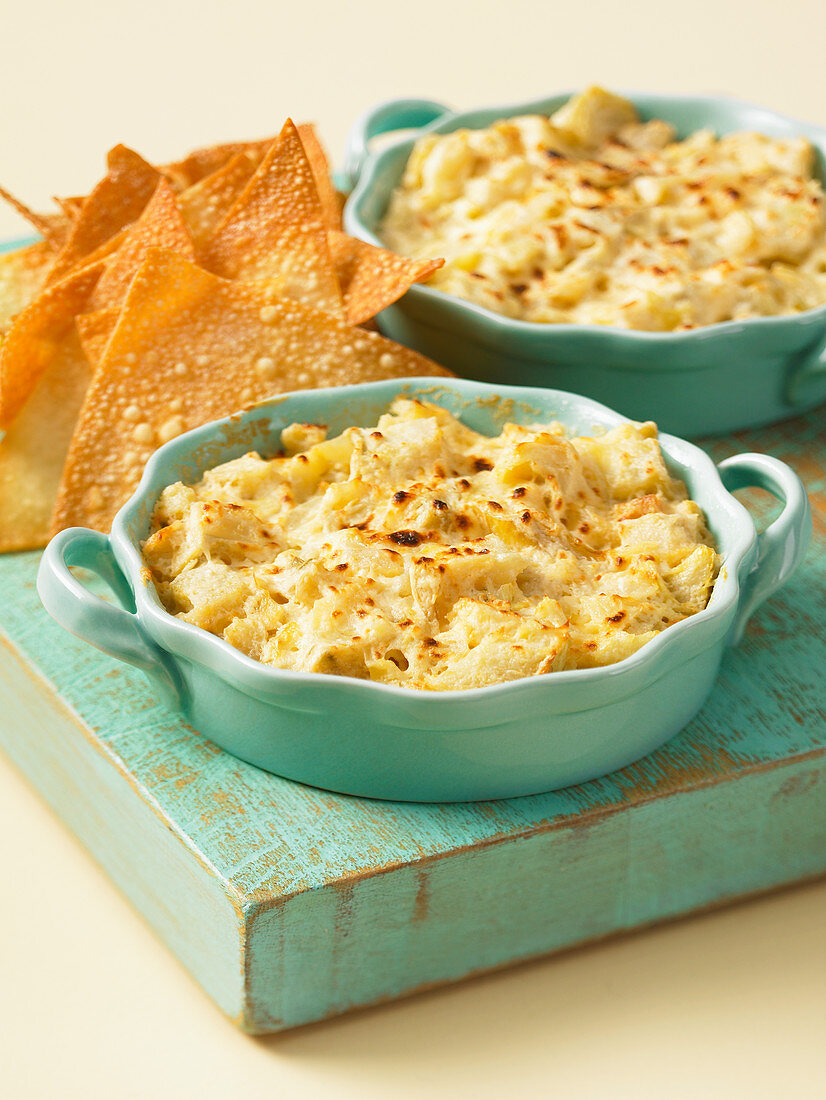 Gratinated wonton chips with an artichoke dip