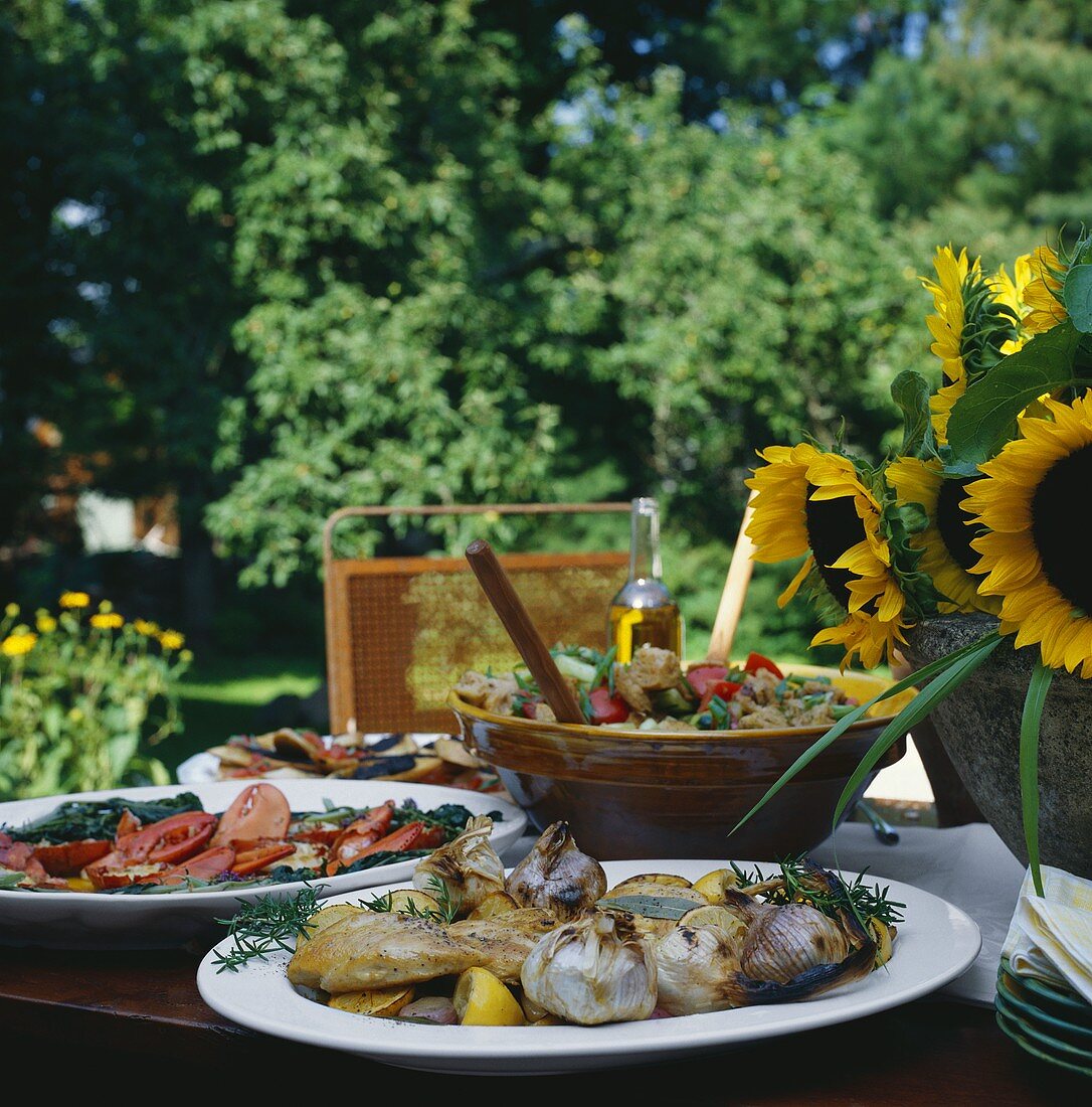 Buffet mit Hähnchenbrust, Hummer & Brotsalat (Italien)