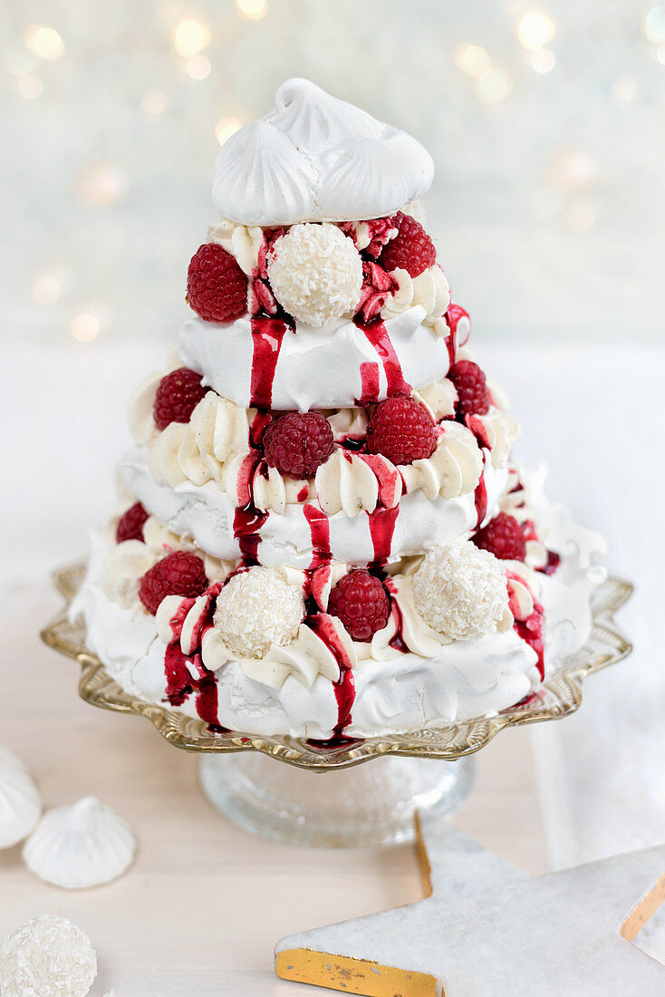 Baisertorte mit Kokospralinen und Himbeeren zu Weihnachten