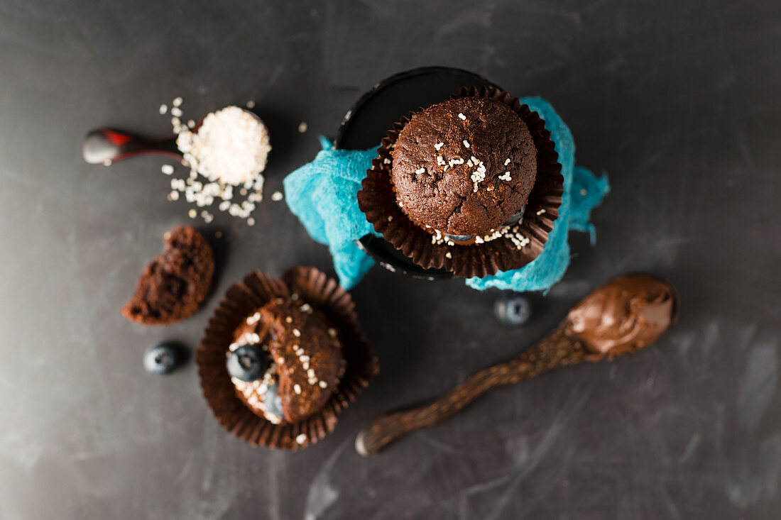 Schokomuffins gefüllt mit Schokocreme und Blaubeeren