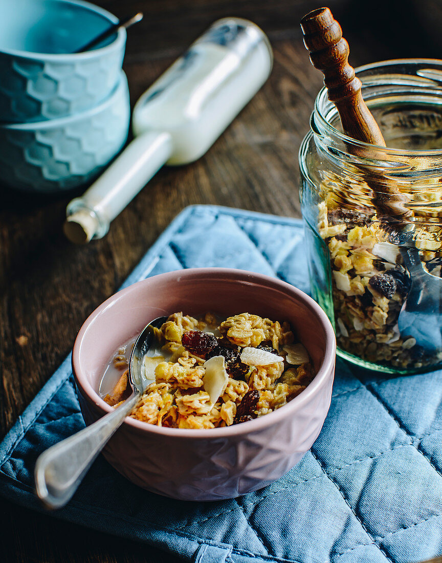 Crunchy muesli with raisins, banana and coconut