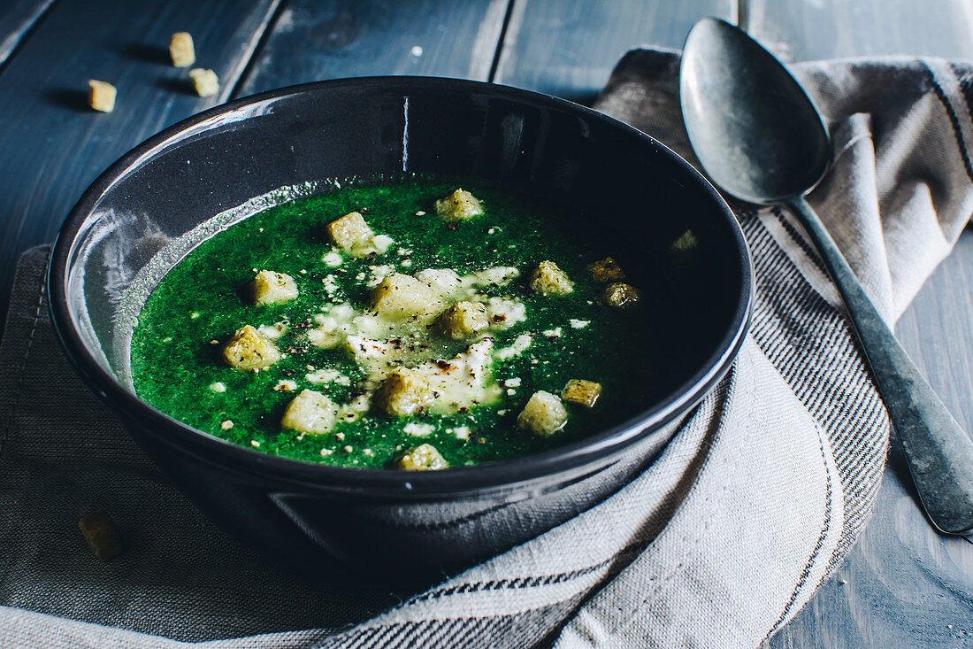 Spinach soup with feta and croutons