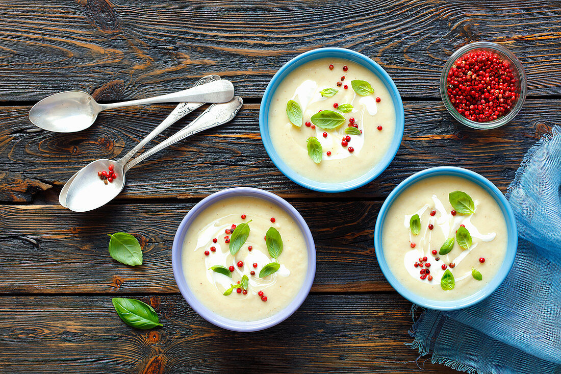 Sellerie-Lauch Suppe mit Senf, rotem Pfeffer und Basilikum