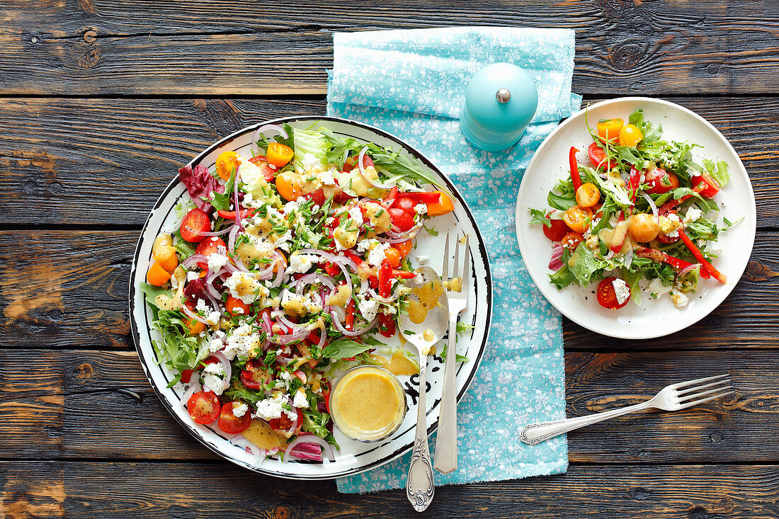 Bunter Salat mit Feta mit Senfdressing