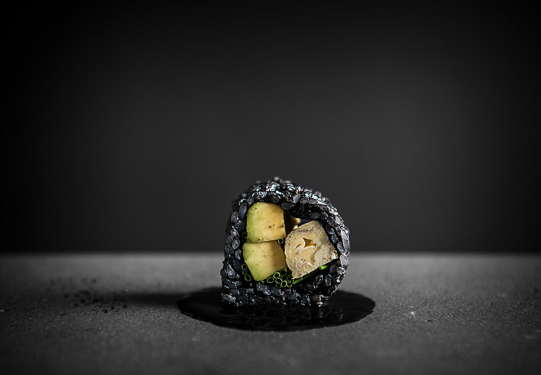 Maki-Sushi mit schwarzem Reis und Avocado