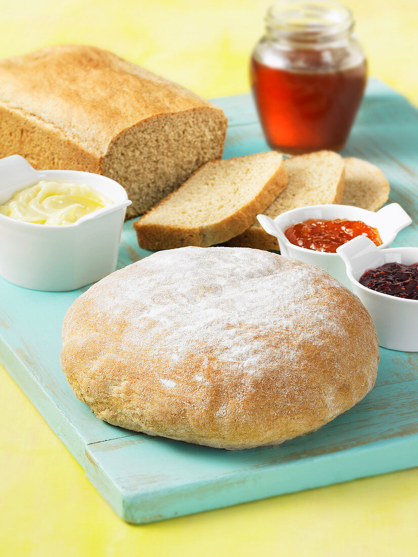 Hirse-Sauerteig-Brote mit Marmelade, Butter und Honig