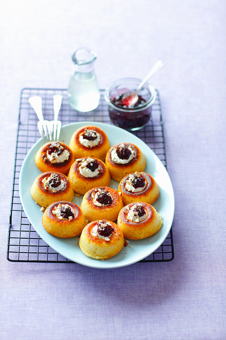 Punschkekse mit Schlagsahne und Kirschen