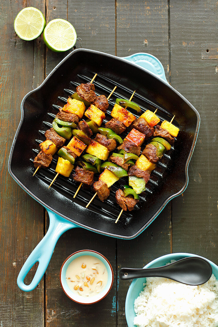 Beef skewers with pineapple and green pepper