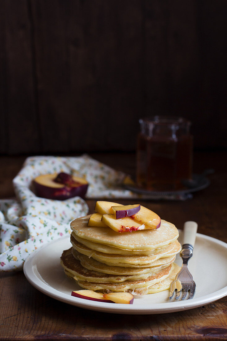 Gestapelte Pancakes mit Pfirsich