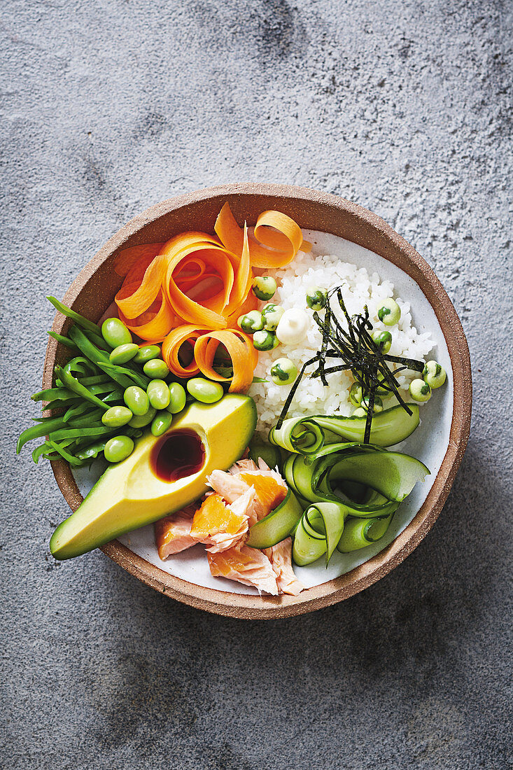 Sushi Bowl mit Lachs, Avocado, Gurke, Edamame und Reis (Japan)