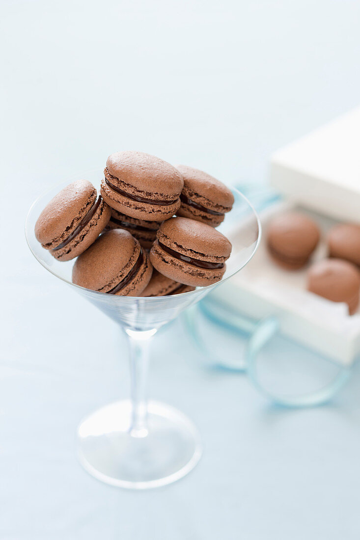 Schokoladen-Macarons in einem Stielglas