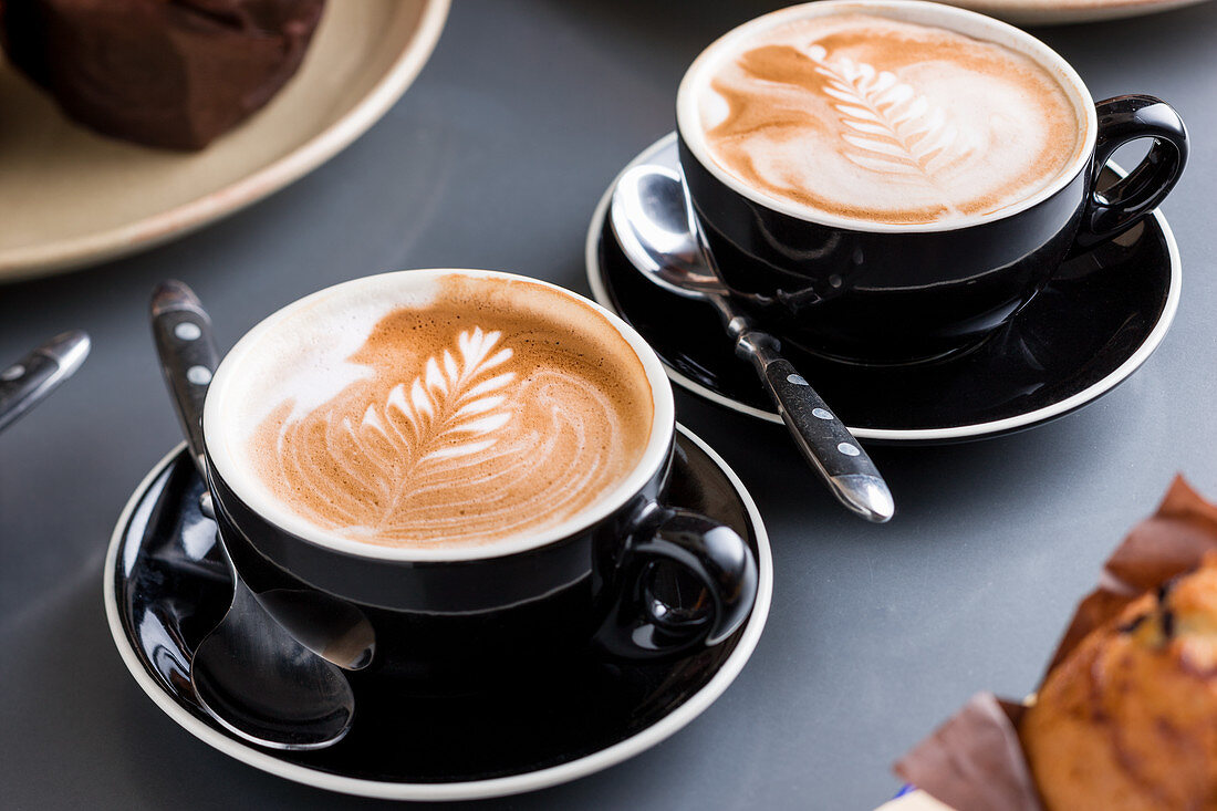 Flat White (Australischer Milchkaffee) in zwei Tassen