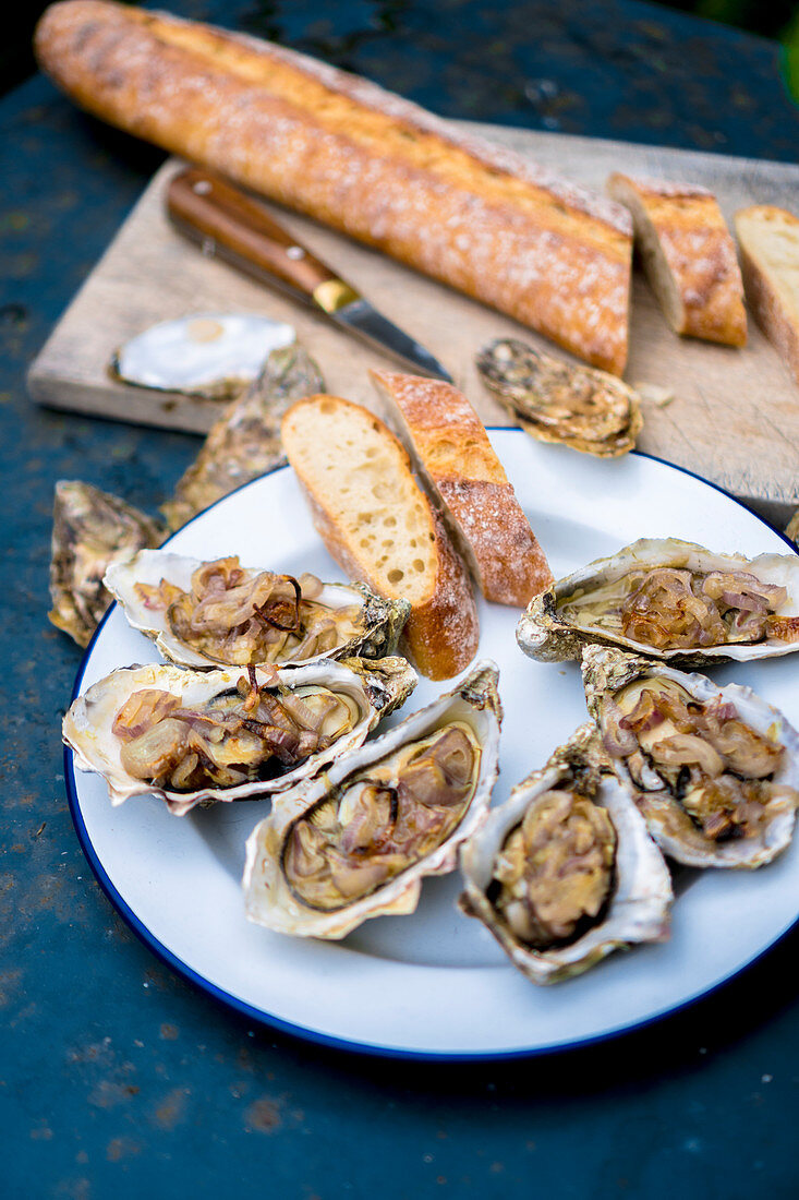 Gratinated oysters with baguette