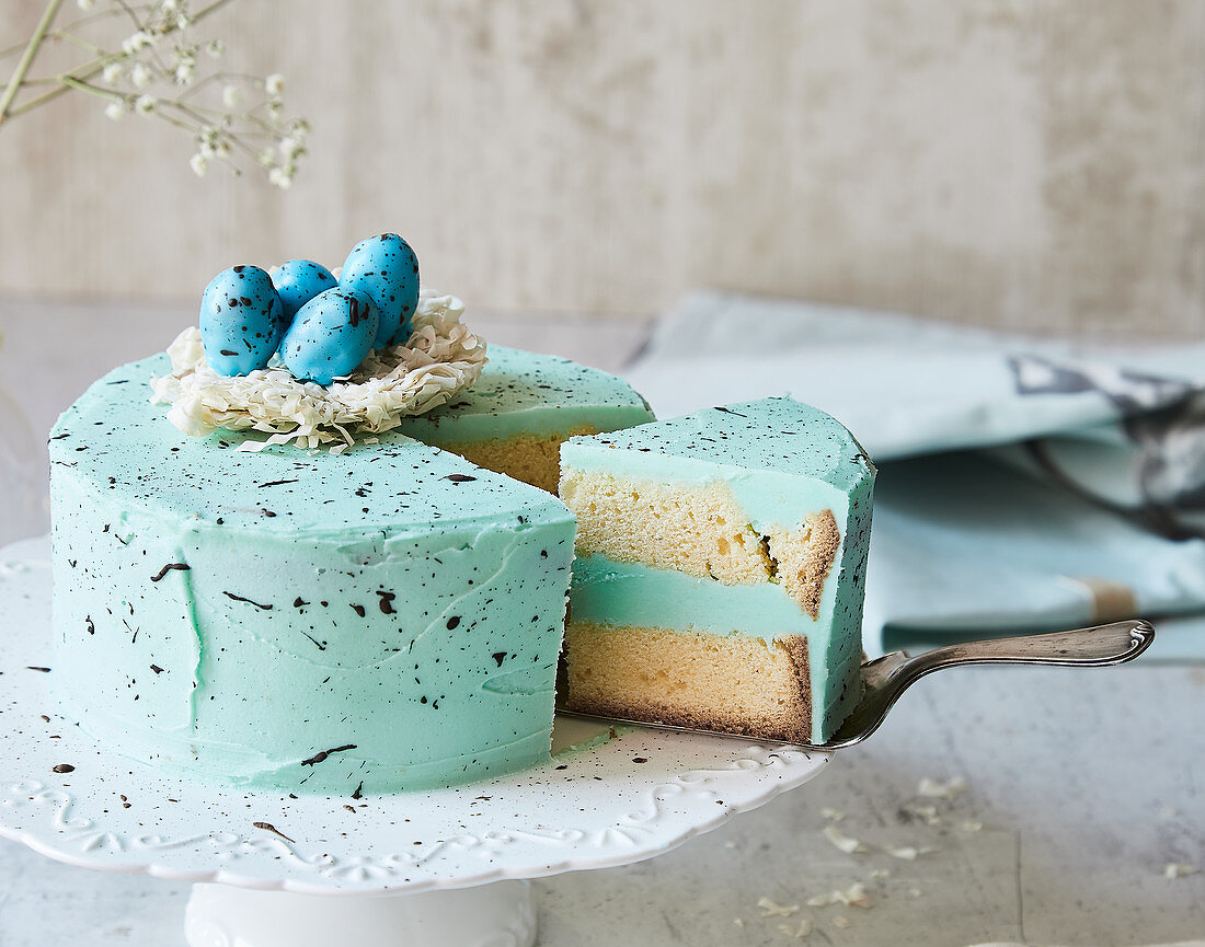 A vanilla-flavoured Easter cake with turquoise-coloured buttercream icing