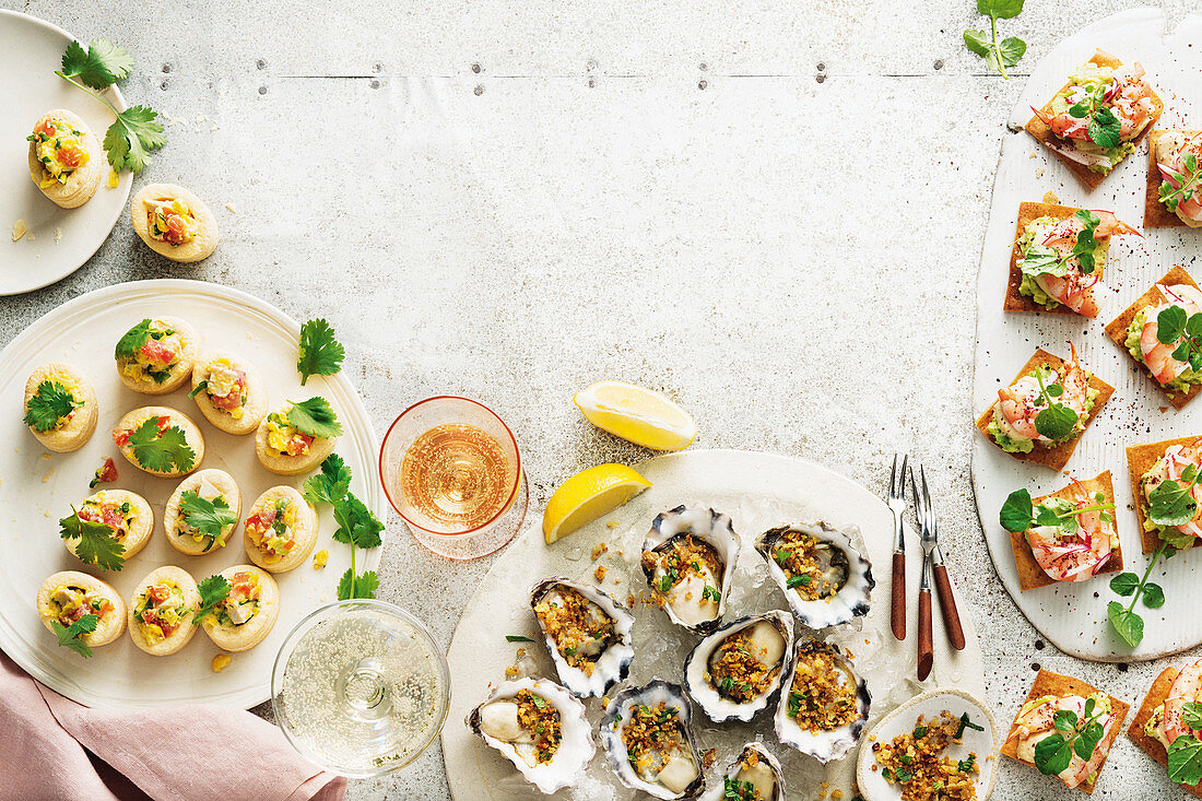 Verschiedene Partyhäppchen (Vol-Au-Vent mit Hähnchen, Pita mit Garnelen, Austern mit Chili-Minz-Bröseln)