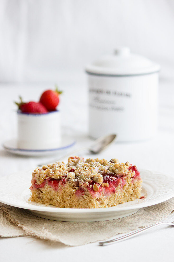 Strawberry cake with nut crumble topping