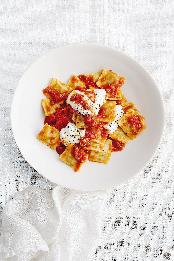 Ravioli with tomato sauce, yoghurt and mint