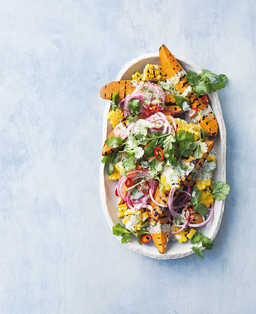 Süsskartoffelsalat mit Mais und roten Zwiebeln