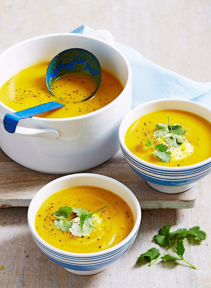 Möhren-Blumenkohl-Suppe mit Joghurt und Koriander