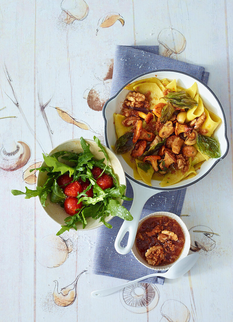 Nudeln mit Pilzen und Walnuss-Brösel, dazu Rucola-Tomaten-Salat