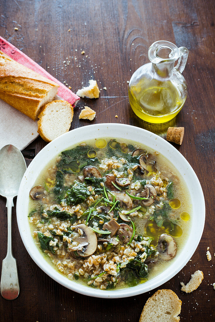 Spelt soup with mushrooms and spinach