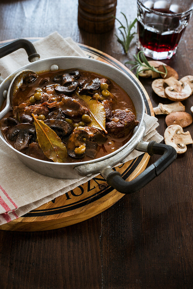 Spezzatino con funghi (Hirschragout mit Pilzen und Rotwein, Italien)