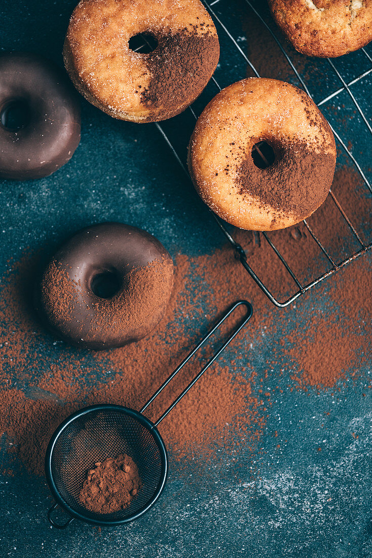 Donuts, teilweise mit Schokoglasur und Kakaopulver
