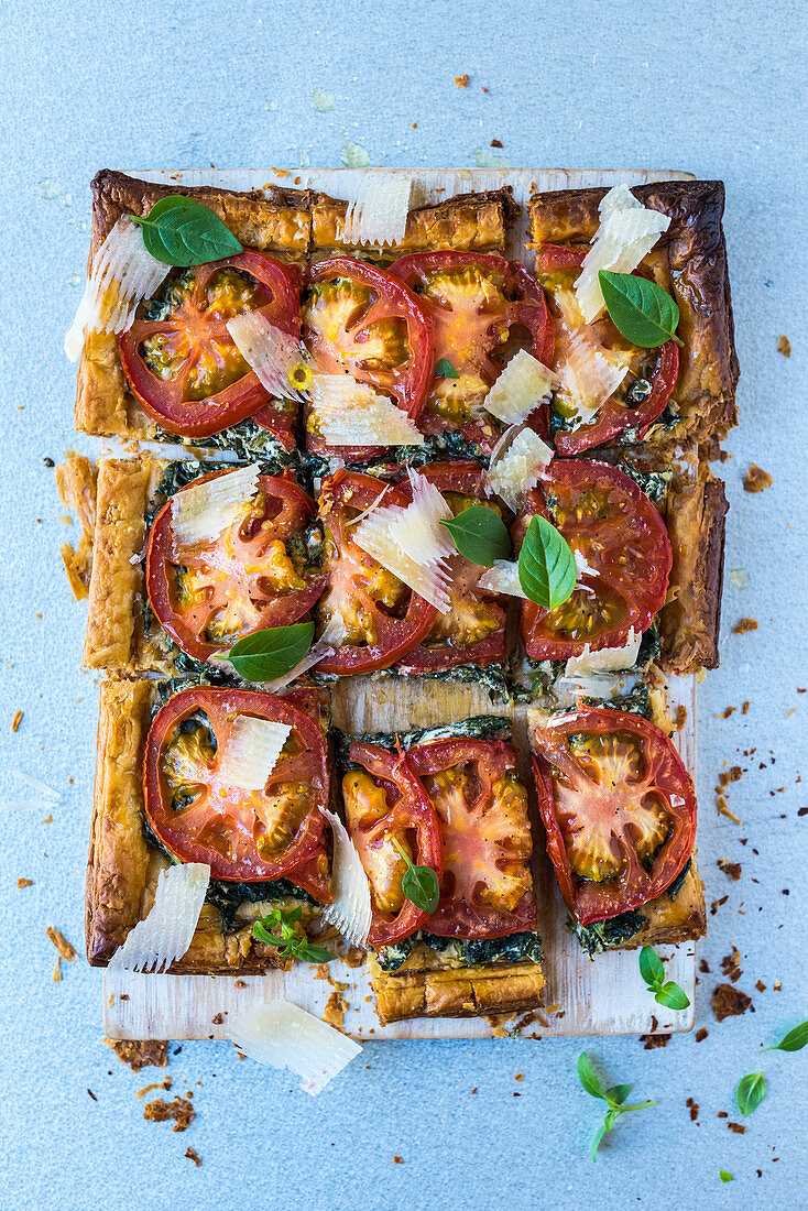 Blätterteigtarte mit Tomaten