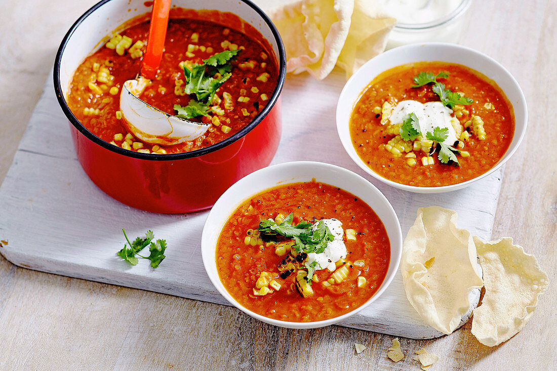 Tomaten-Linsen-Suppe mit Mais und Joghurt
