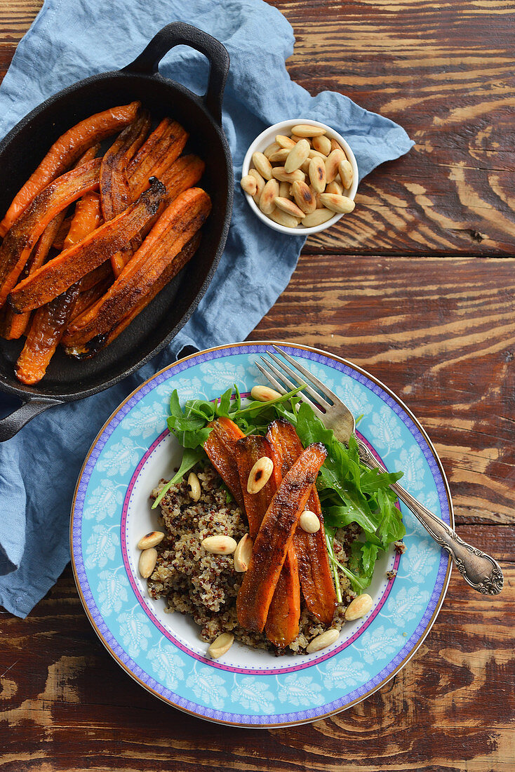 Gebackene ganze Karotten mit Quinoa und Mandeln