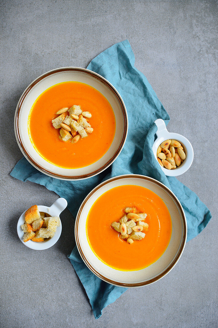 Kürbissuppe mit Croûtons und Mandeln