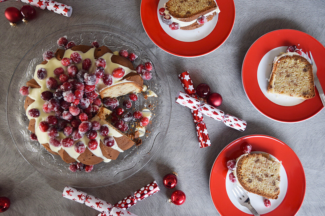 A speculoos gugelhupf with cranberries