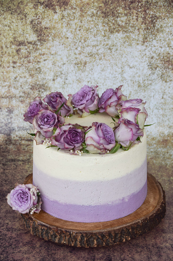 Ombre Cake mit Vanille und lila Rosen