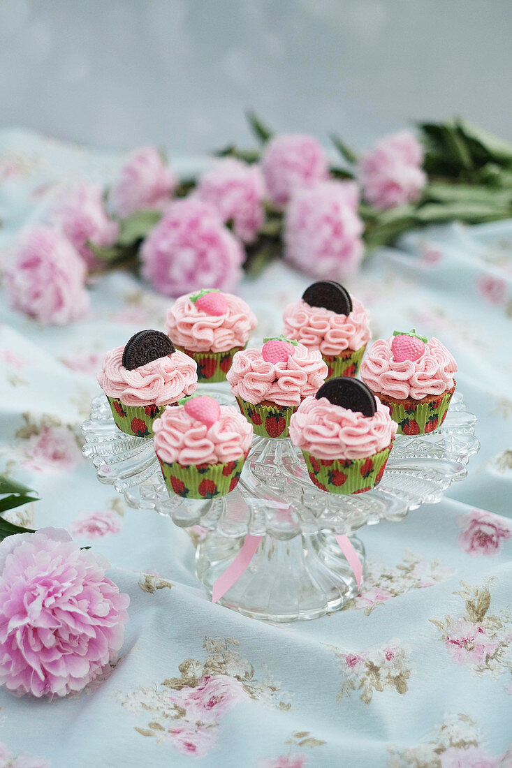 Strawberry Oreo cupcakes