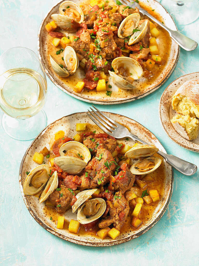 Geschmortes Schweinefleisch mit Muscheln und Paprika (Portugal)