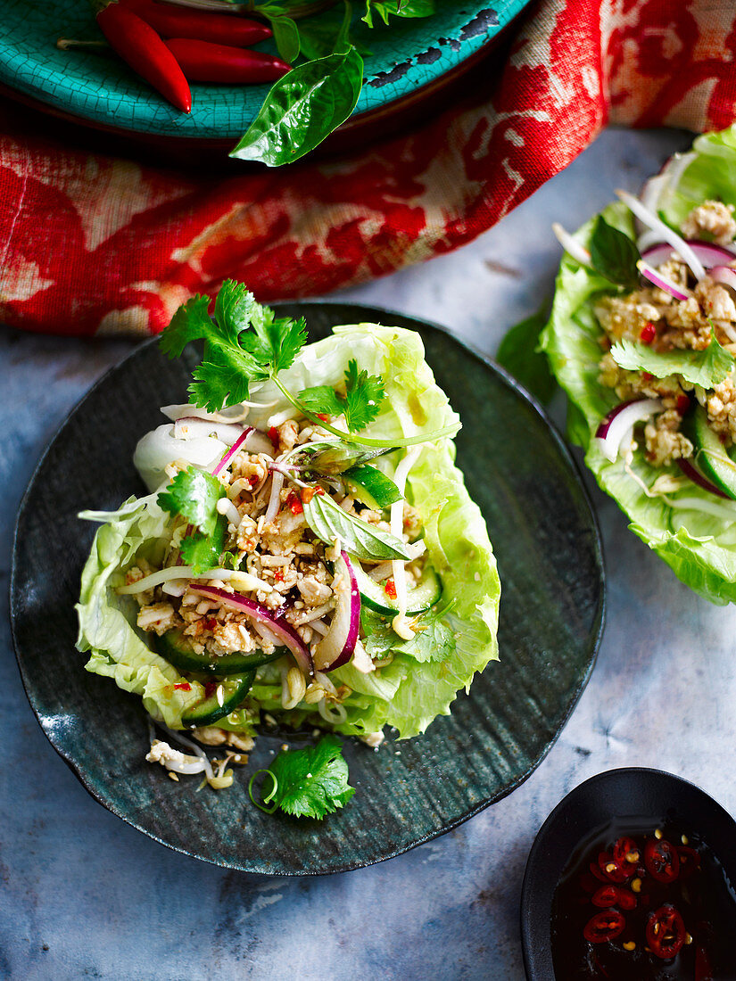 Würziger Hühnchensalat mit Reis in Salatblättern