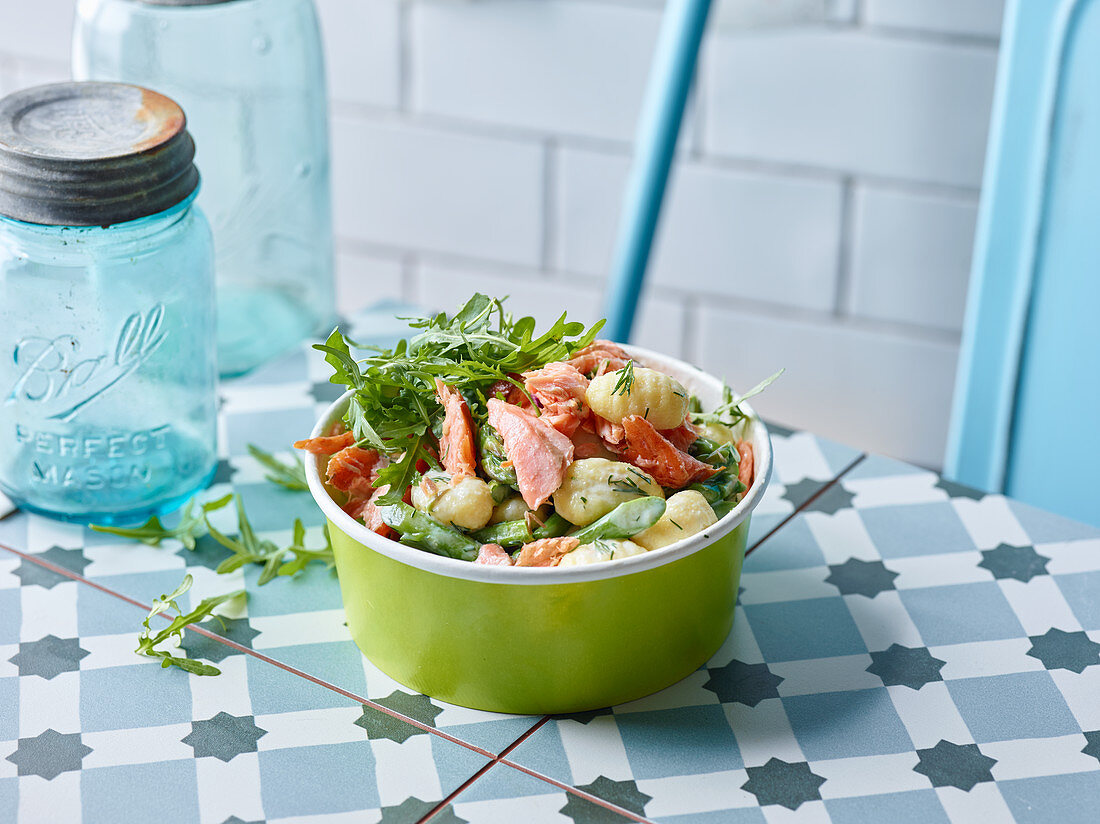 Gnocchi-Lachs-Salat mit grünem Spargel zum Mitnehmen
