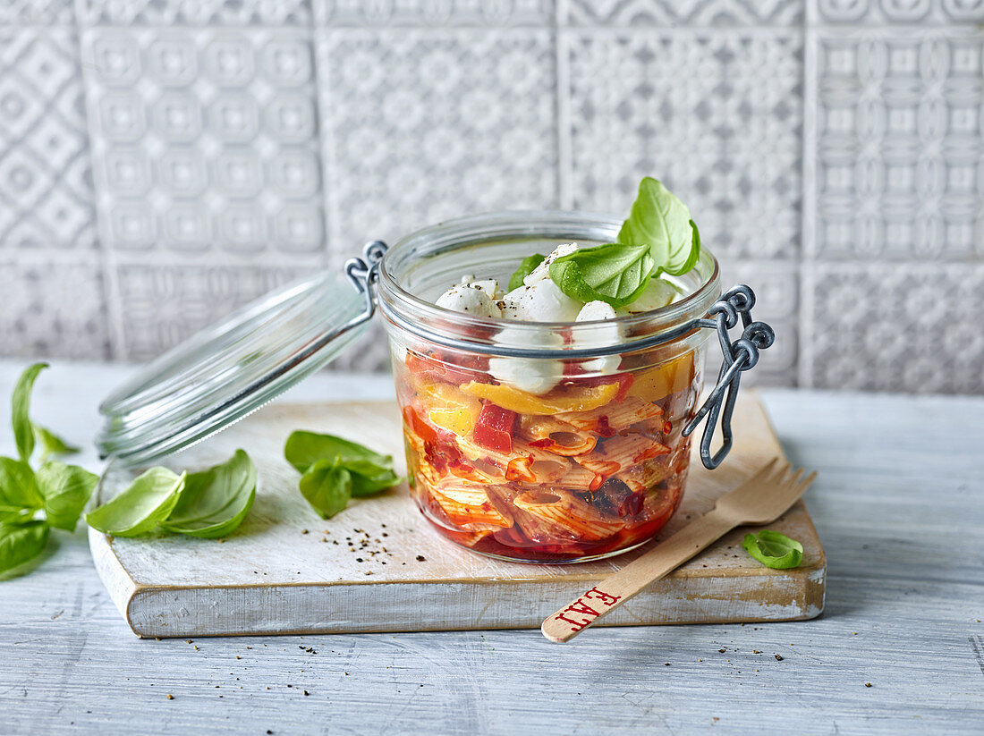 Scharfer Nudelsalat mit Mozzarella zum Mitnehmen im Bügelglas