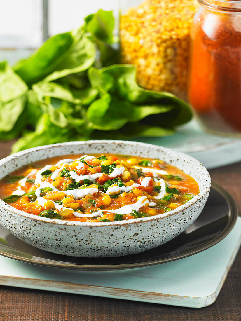 Spinach and tomato dhal with yoghurt (India)